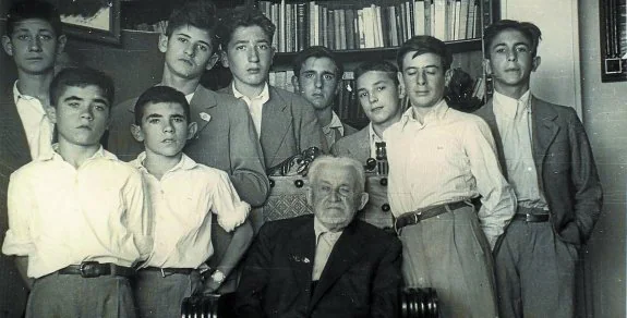 El mecenas ordiziarra en el centro, en 1945, junto a estudiantes del municipio premiados por sus estudios. 