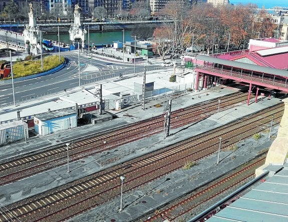 Imagen de la playa de vías que quedará cubierta por la plaza.