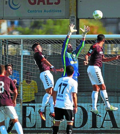 Tena atrapa el esférico durante un partido en Gal. 