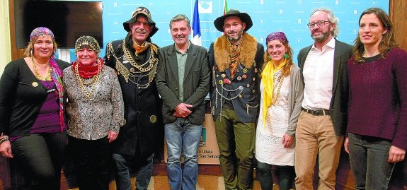 La presentación de la Comparsa Tradicional de Caldereros, celebrada ayer en el Ayuntamiento.