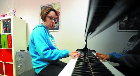 Ensayo. Koro Alonso acude semanalmente a clase de piano desde que empezó, a los seis años de edad. 