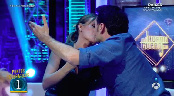 El romántico beso de Iñaki López y Andrea Ropero en 'El Hormiguero'