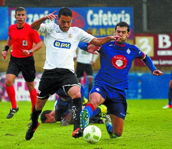 Dani Estrada pugna por el esférico con un jugador del Amorebieta ayer en Urritxe. 