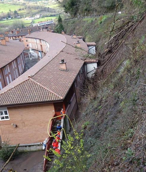 Desprendimiento de tierras en el barrio Bolu de Bergara. 