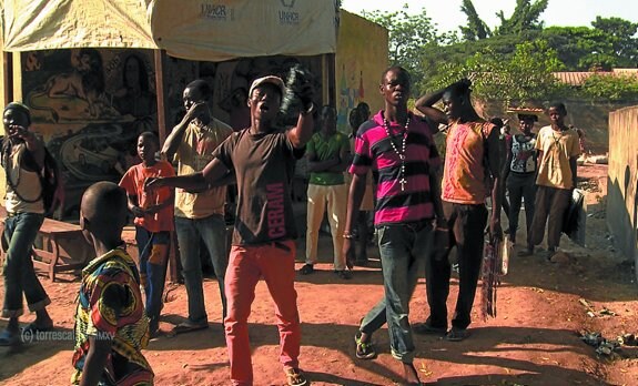 Se trata de una película-documental que da voz al propio pueblo centroafricano.
