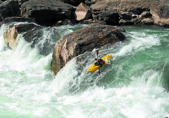 Piragüismo extremo. El Hamla Karnali es el río más largo y caudoloso de Nepal. 