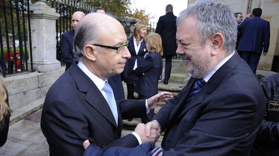 El ministro de Hacienda, Cristóbal Montoro, y el consejero vasco de Hacienda y Economía, Pedro Azpiazu.