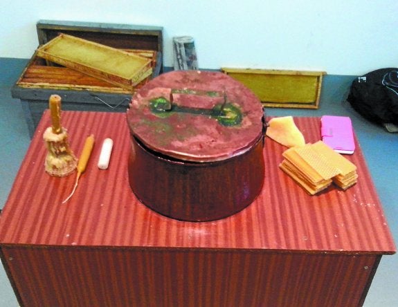 Kandelak. Beharrezko osagaiak eta materialak ezagutu ondoren, bakoitzak bere kandela pazientziaz egiteko aukera izan zuen. 