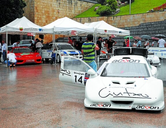 Unzaga. Verificación de los coches participantes en la última Subida a Arrate, en 2010. 