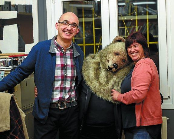 Joserra Pildain 'Kotela' y Estitxu Artano, junto al oso de los Caldereros.