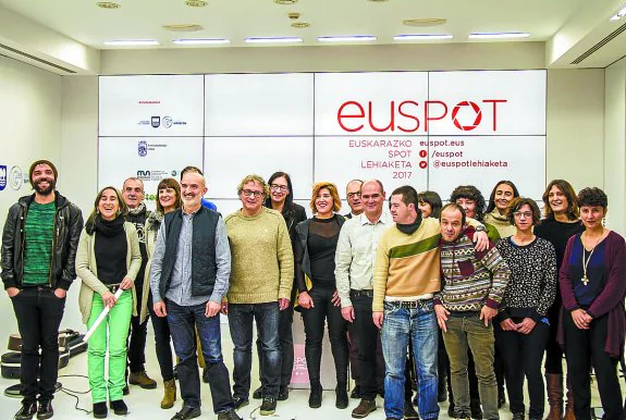 El grupo de personas que participó en la presentación de la sexta edición del concurso 'Euspot'. 