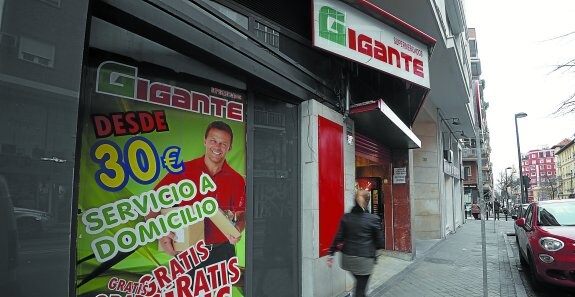 Supermercado Gigante situado en calle Cartagena de Madrid; uno de los 18 de la firma en concurso de acreedores que podría pasar a manos de la irundarra Uvesco.