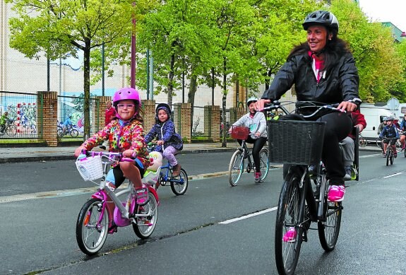 Niños y niñas con sus familiares en el mobi-bike eguna, durante la travesía en bicicleta.
