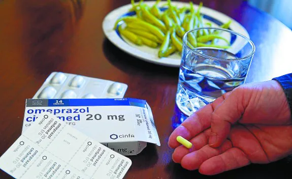 Un envase de omeprazol, un protector gástrico que como todos los medicamentos tiene sus efectos adversos.