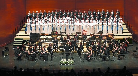 El Orfeón Donostiarra, con la Banda Sinfónica de Musikene, en el concierto del pasado año.