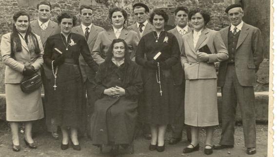 Hamar senideak, ama Maria Apezetxea Ontsari erdian dutela, Erramona eta Mertxeren ezkontzako egunean (1953-11-29) 