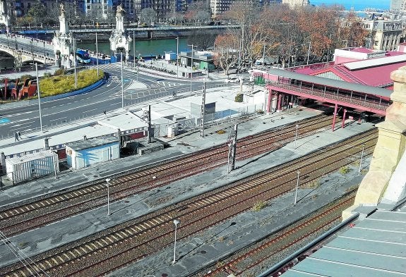 Playa de vías de la estación de San Sebastián, adonde llegará el TAV gracias a la adaptación con un tercer carril.