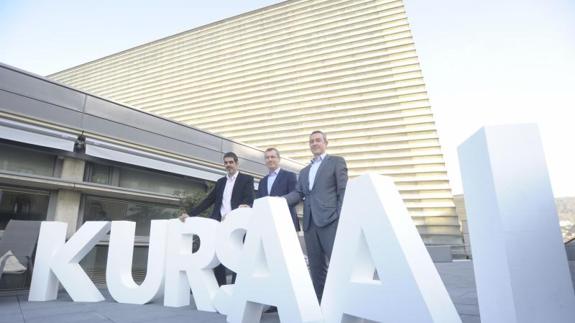 Eneko Goia, Markel Olano e Iker Goikoetxea en la terraza del Kursaal