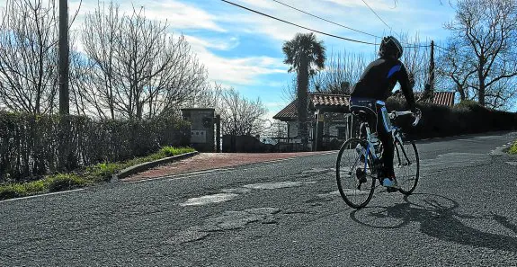 La falta de mantenimiento de la carretera de subida a Igeldo, una pesadilla para los ciclistas . 