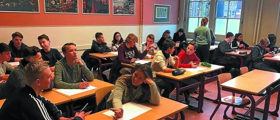 Juntos en el mismo aula. Alumnos de La Anunciata Ikastetxea compartiendo pupitres en Bonaventura College de la localidad holandesa de Leiden y trabajando en el proyecto.