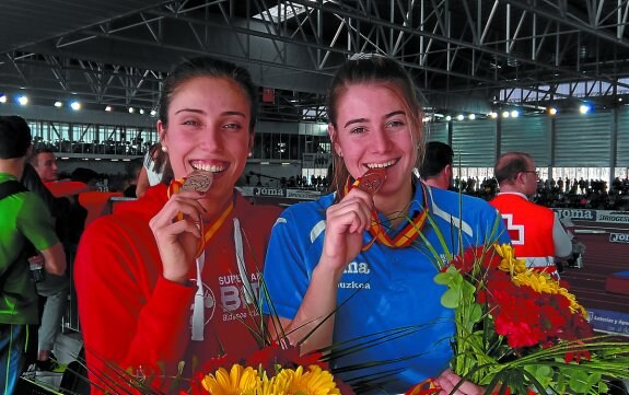 Errandonea y Orduña muerden las medallas logradas ayer en la pista cubierta de Salamanca. 