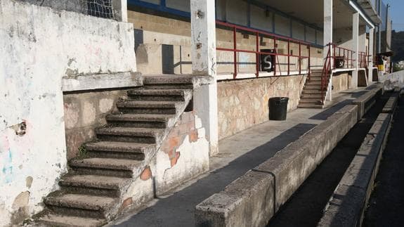 Imagen del deterioro de las instalaciones del campo de fútbol de Herrera
