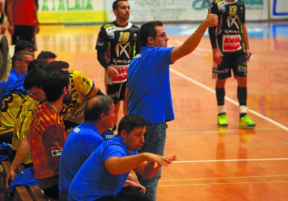 Cuétara dando indicaciones en el partido copero ante el Puente Genil en Artaleku. 