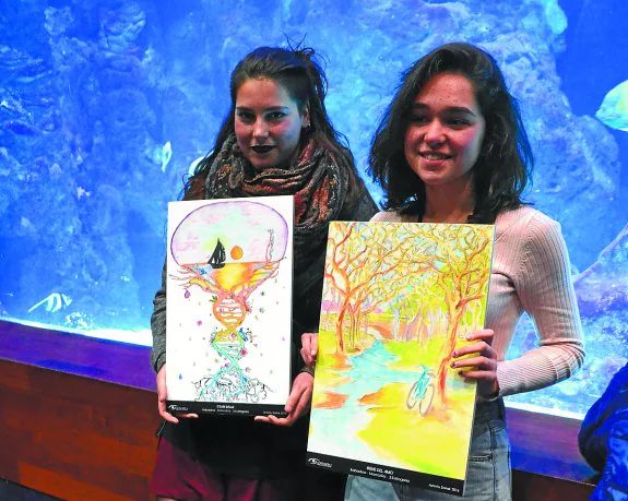 Premiadas. Itziar e Irene muestran sus respectivas obras tras finalizar el acto celebrado en el Aquarium.