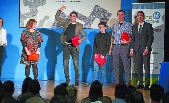 Los miembros del grupo Euskaraz Bizi, tras haber quedado en primera posición.