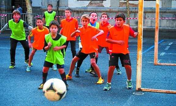 Mucha ilusión. La emoción está garantizada con 110 niños en juego en las tras canchas. 