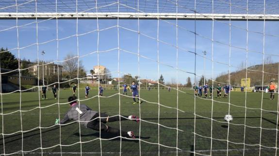 Momento en el que el Kostkas anota el penalti que le dio los tres triunfos