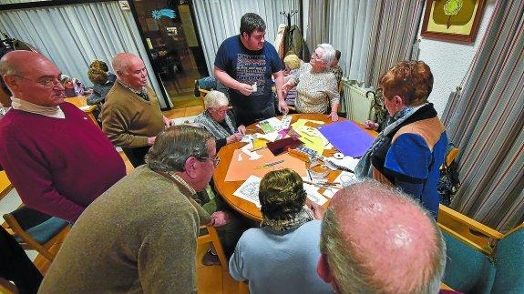 Actividades en el hogar del jubilado de Olaberria, donde uno de cada tres vecinos tiene más de 65 años. 