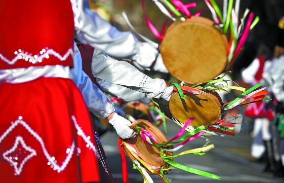 Tolosa despidió ayer a los tambores con una gran tamborrada con mucho colorido en San Francisco, y recibirá hoy a Zaldunita vestida de txantxo tras pasar primero por la Diana.                                       