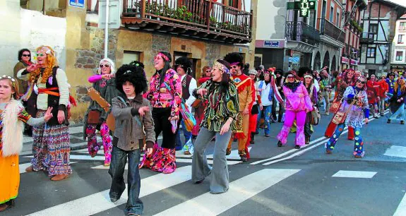 Una docena de comparsas efectuaron por la zona Centro el tradicional desfile. 