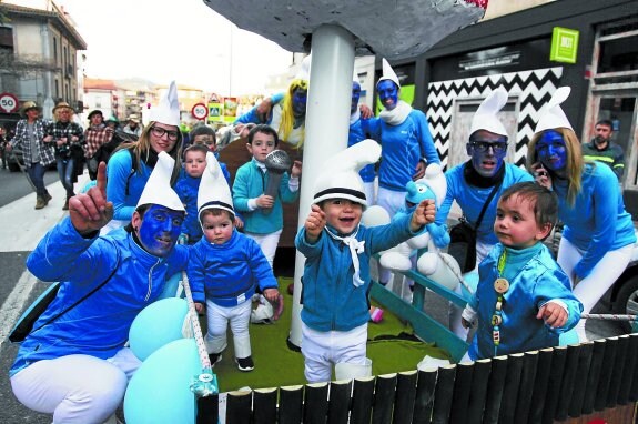 Niños y mayores juntos se lo pasaron muy bien en la gran fiesta de Carnaval en el municipio el sábado por la tarde. 