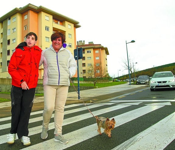 A Jon Ander le encanta salir a dar un paseo por el barrio con su madre y su perrita.