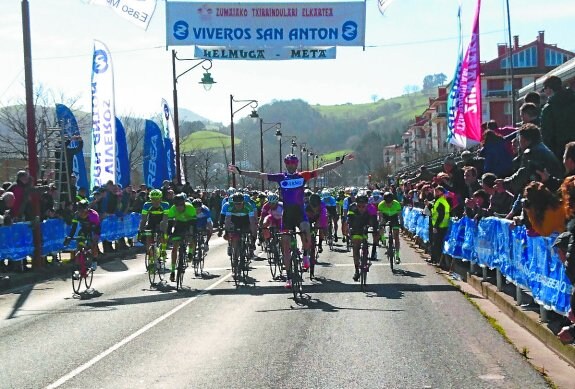 Julen Amarika, vencedor de la prueba, liderando el pelotón en la línea de meta. 