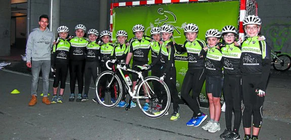 Un grupo de niños de Astigarraga ha elegido el ciclismo dentro del programa Eskola Kirolak. 