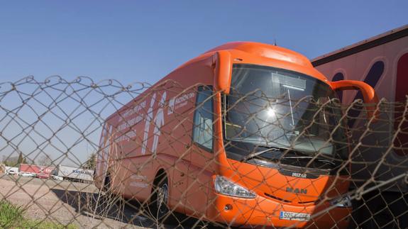 El autobús está retenido en un aparcamiento de la localidad madrileña de Coslada
