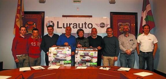 Organizadores y promotores en la presentación de la prueba. 