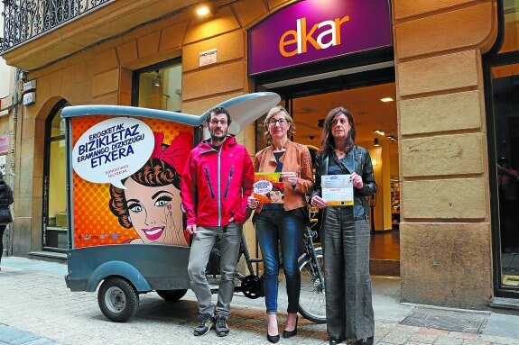 Dani Ruiz (Txita), Pilar Arana y Lourdes Lázaro, ayer durante la presentación de un nuevo servicio de entrega de compras a domicilio.
