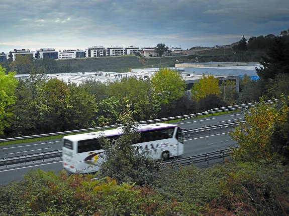 Nuevo enlace. La autopista, con las casas de la promoción de Oinaurre al fondo. 