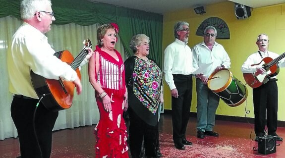 Coro. Los integrantes del coro de Triana cantando el 'Himno de Andalucía' en la celebración.