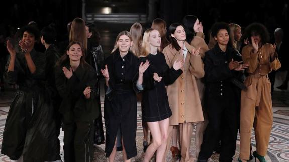 Stella McCartney presenta su colección en la París Fashion Week