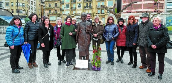 La escultura de Clara Campoamor, en la plaza Vinuesa, junto a representantes institucionales.