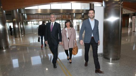 Antón Danborenea, Nerea Llanos y Borja Sémper, en Lakua. 