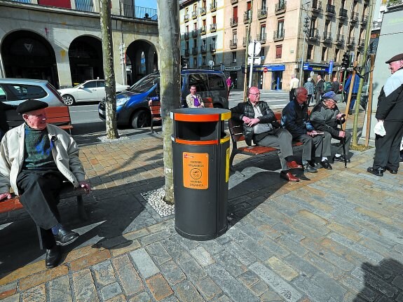 Unas nuevas papeleras se han instalado para fomentar el reciclaje de residuos. 