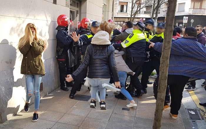 Enfrentamientos entre los familiares y la Policía Municipal y Ertzaintza. 