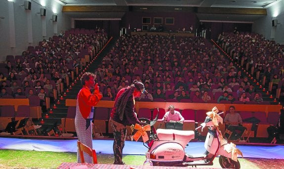 Ensayo. Facundo Muñoz (Nemorino) y Luciano Miotto (Dulcamara), actúan ante el público de los centros escolares de Irun.