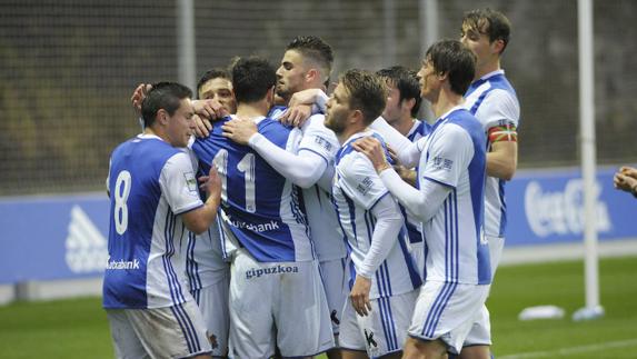 Los jugadores del Sanse celebran uno de los goles. 